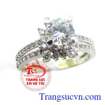 Nhẫn nữ vàng tây chế tác tinh tế mang đến những đường nét sáng,bóng bền đẹp cho chiếc nhẫn nữ đeo hợp thời trang,chất lượng vàng được đảm bảo uy tín. Khách hàng ưa chuộng sản phẩm nhẫn nữ vàng tây bền đẹp