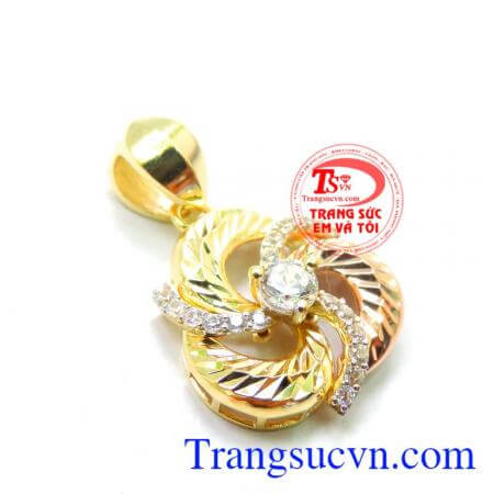 Mặt dây hạnh phúc bên nhau với sự kết hợp giữa vàng hồng và vàng màu tạo nên mặt dây chuyền xinh xắn.