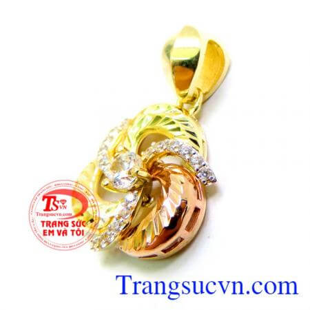 Mặt dây hạnh phúc bên nhau hợp thời trang, thanh lịch.