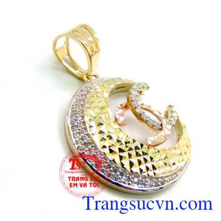 Mặt trăng Chanel cá tính, năng động.