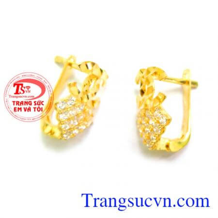 Hoa tai vàng 10k cho nữ tính mang lại vẻ nữ tính, trẻ trung cho người đeo.