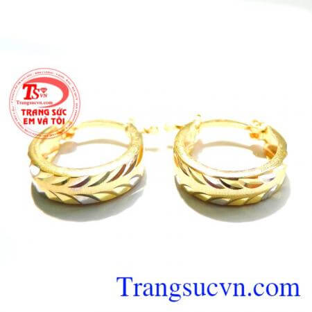 Hoa tai tặng Bà đeo hợp thời trang, được nhiều người yêu thích.