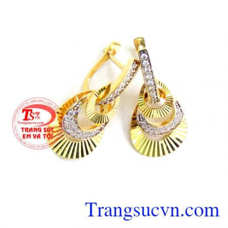 Phần lớn phụ nữ đều thích đeo hoa tai, hoa tai làm nổi bật vẻ nữ tính, thanh thoát cho người đeo.