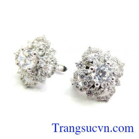 Hoa tai vàng trắng sáng kết đá thành hoa tai vàng trắng sáng lấp lánh trông đẹp,chế tác độc đáo,chất lượng vàng trắng đảm bảo sáng bóng.