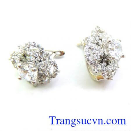 Hoa tai vàng trắng sáng đẹp.