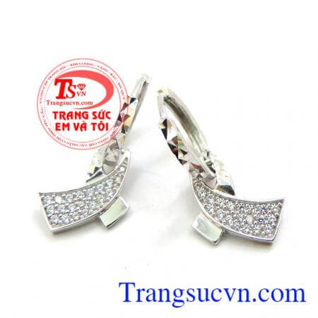 Bông tai vàng trắng độc đáo dành cho nữ, hoa tai vàng trắng tinh tế và sang trọng đeo hoa tai vàng trắng chất lượng đảm bảo uy tín,đẳng cấp và sang trọng.