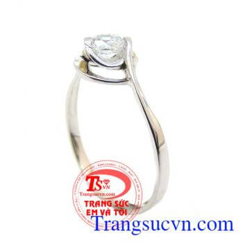 Nhẫn nữ vàng tây chế tác tinh tế mang đến những đường nét sáng,bóng bền đẹp cho chiếc nhẫn nữ đeo hợp thời trang,chất lượng vàng được đảm bảo uy tín. Khách hàng ưa chuộng sản phẩm nhẫn nữ vàng tây bền đẹp