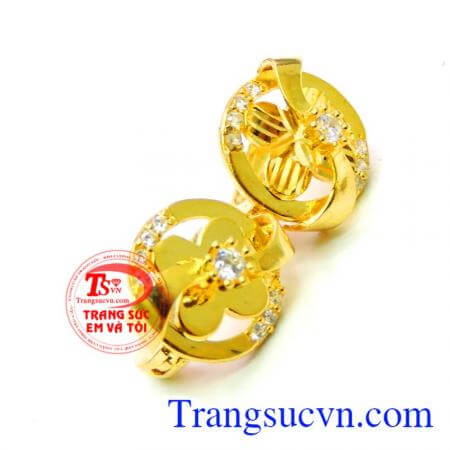 Đôi hoa tai vàng nữ nét duyên với sự khác biệt rất đặc biệt,hoa tai tạo nên điểm nhấn khi đeo.