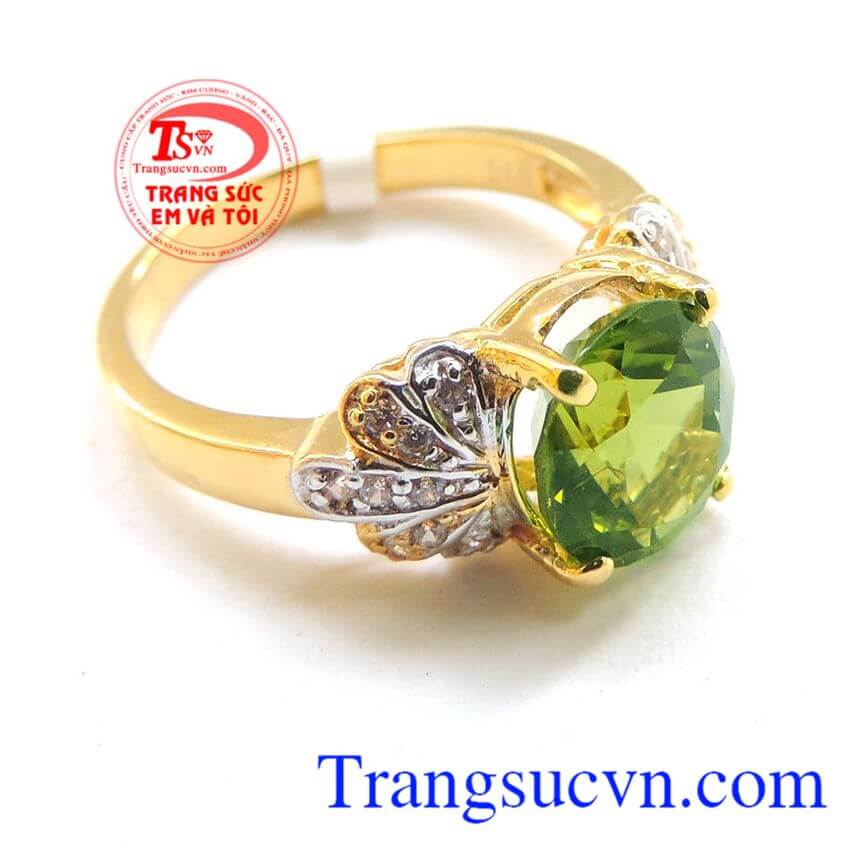 Nhẫn Nữ phù hợp đeo ngón giữa và ngón áp út, sản phẩm Nhẫn Peridot được khách hàng bình chọn nhiều năm uy tín trên thị trường trong và ngoài nước.