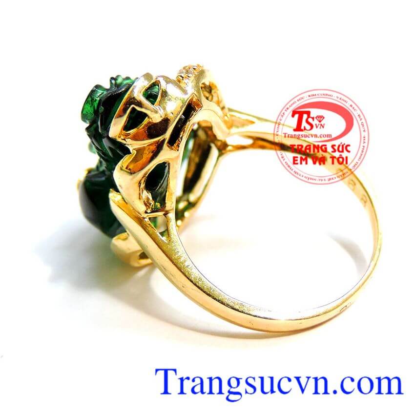 Nhẫn vàng tỳ hưu xanh lá được gắn trên chiếc nhẫn nữ vàng 10k đảm bảo chất lượng,Tỳ hưu được làm từ đá nhân tạo