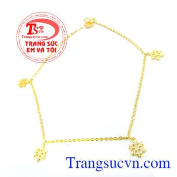chiếc lắc chân vàng tây còn mang một ý nghĩa đẹp trong tình yêu nếu bạn được chàng tặng nó cho mình.