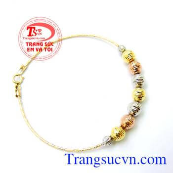 Lắc bi vàng italy làm tôn lên vẻ đẹp của người đeo,rất nữ tính và phù hợp mới mọi trang phục.