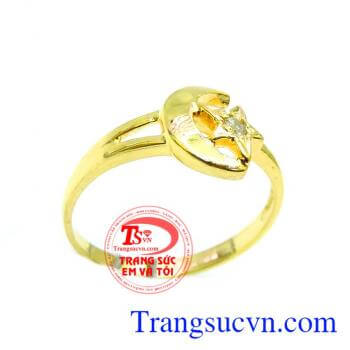 Nhẫn ánh trăng và vì sao Nhẫn ánh trăng và vì sao, Nhẫn ánh trăng và vì sao được thiết kế tinh tế, đeo xinh xinh trên ngón tay đeo nhẫn