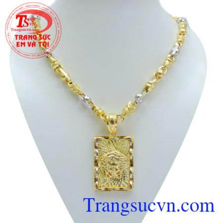 Bộ dây chuyền vàng hàng hiệu với 1 chiếc dây chuyền vàng kết hợp 1 chiếc mặt dây chuyền vàng đảm bảo mang đến vẻ đẹp nam tính và mạnh mẽ.
