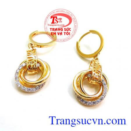 Hoa tai hạnh phúc lãng mạn, đeo hoa tai vàng làm tôn lên vẻ đẹp cuốn hút của phái đẹp.