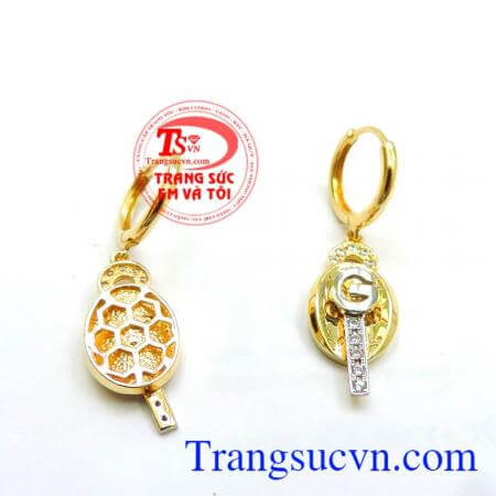 Hoa tai vàng italy 18k phù hợp với nhiều kiểu quần áo khác nhau.