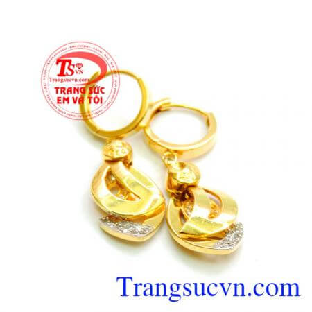 Hoa tai hàng hiệu 18k được khách hàng ưa chuộng khi sử dụng sản phẩm là món quà ý nghĩa dành cho phái đẹp.