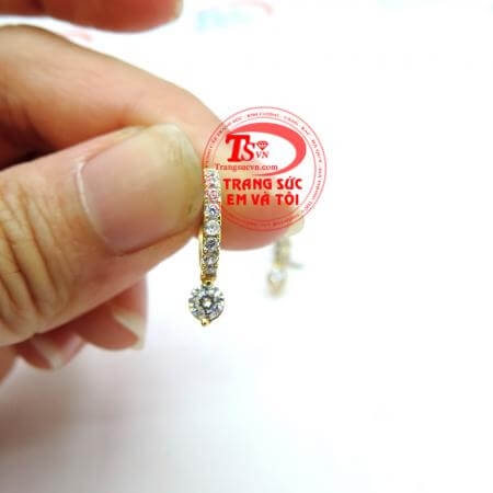 Hoa tai vàng Ý 18k đẹp thu hút mọi cô gái bởi vẻ trẻ trung của sản phẩm. 