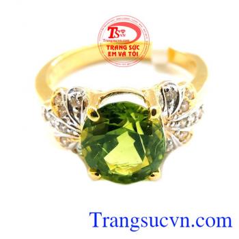 Nhẫn nữ vàng đá tự nhiên mang may mắn cho người mệnh hỏa.