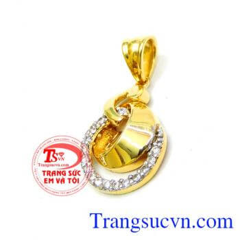 Mặt vàng nữ tính được chế tác từ vàng 10k chất lượng. Mặt vàng nữ tính, mặt dây chuyền nữ xinh xắn, món trang sức hợp thời trang.