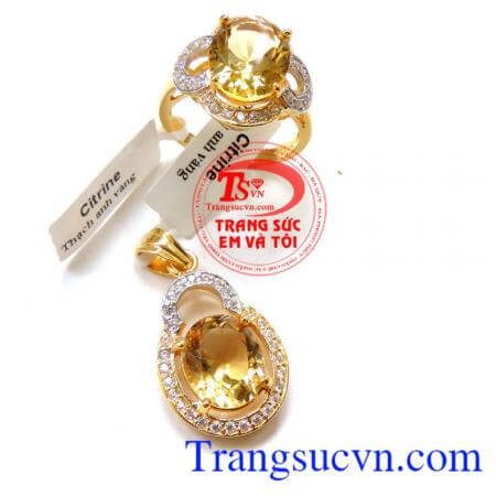 Bộ trang sức vàng thạch anh vàng là món quà ý nghĩa dành cho người thân, bạn bè.