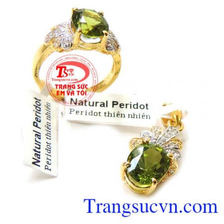 Trang sức Peridot mệnh hỏa được chế tác tỉ mỉ, đường nét tinh xảo.