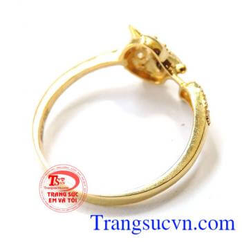 Nhẫn nữ vàng tây chế tác tinh tế mang đến những đường nét sáng,bóng bền đẹp cho chiếc nhẫn nữ đeo hợp thời trang,chất lượng vàng được đảm bảo uy tín. Khách hàng ưa chuộng sản phẩm nhẫn nữ vàng tây bền đẹp.