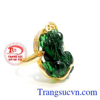 Nhẫn vàng tỳ hưu xanh lá được gắn trên chiếc nhẫn nữ vàng 10k đảm bảo chất lượng,Tỳ hưu được làm từ đá nhân tạo
