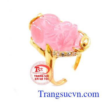 Nhẫn nữ vàng tây chế tác tinh tế mang đến những đường nét sáng,bóng bền đẹp cho chiếc nhẫn nữ đeo hợp thời trang,chất lượng vàng được đảm bảo uy tín. Khách hàng ưa chuộng sản phẩm nhẫn nữ vàng tây bền đẹp.