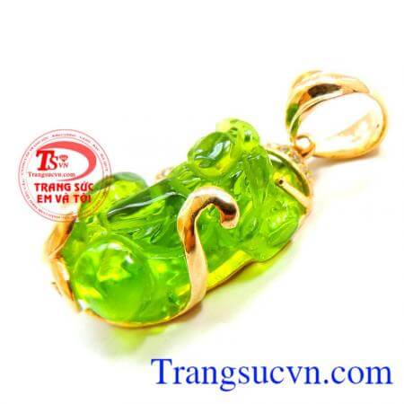 Mặt dây tỳ hưu đá xanh mang lại vẻ tinh tế, xinh xắn cho người đeo.
