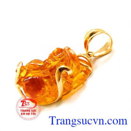 Mặt tỳ hưu đá vàng không chỉ là món đồ trang sức mà còn có khả năng đem lại may mắn cho người đeo.