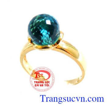 Chiếc nhẫn vàng nữ bo xanh, chiếc nhẫn được thiết kế nhẹ nhàng đơn giản nhưng mang đầy vẻ sang trọng quý phái cho phái đẹp, chiếc nhẫn được gắn đá tròn xanh nhân tạo