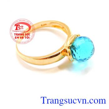 Chiếc nhẫn vàng nữ bo xanh, chiếc nhẫn được thiết kế nhẹ nhàng đơn giản nhưng mang đầy vẻ sang trọng quý phái cho phái đẹp, chiếc nhẫn được gắn đá tròn xanh nhân tạo