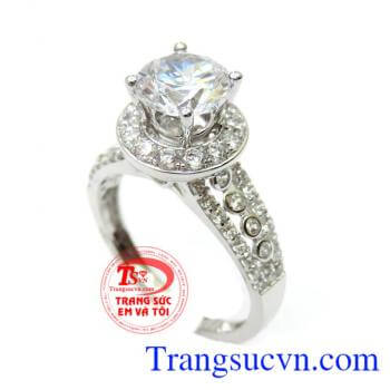 Chiếc nhẫn nữ vàng trắng 18k phù hợp làm quà tặng sinh nhật hoặc trong các dịp ý nghĩa thể hiện cho sự trong sáng và tinh khôi đại điện cho sự hoàn hảo.