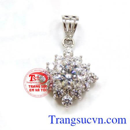 Mặt dây hạnh phúc trong sáng.