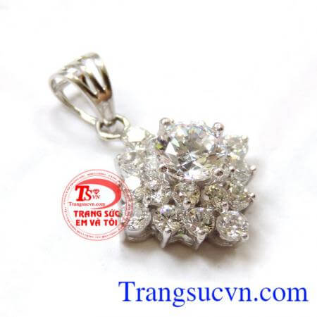 Mặt dây vàng trắng, đeo cùng dây chuyền vàng trắng, và nhẫn nữ vàng trắng thành bộ trang sức hoàn hảo. Mặt dây hạnh phúc trong sáng.