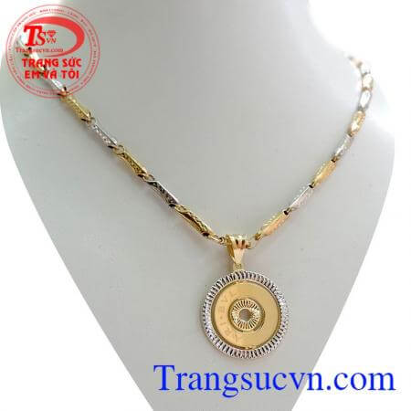 Có mặt dây chuyền bộ 18k