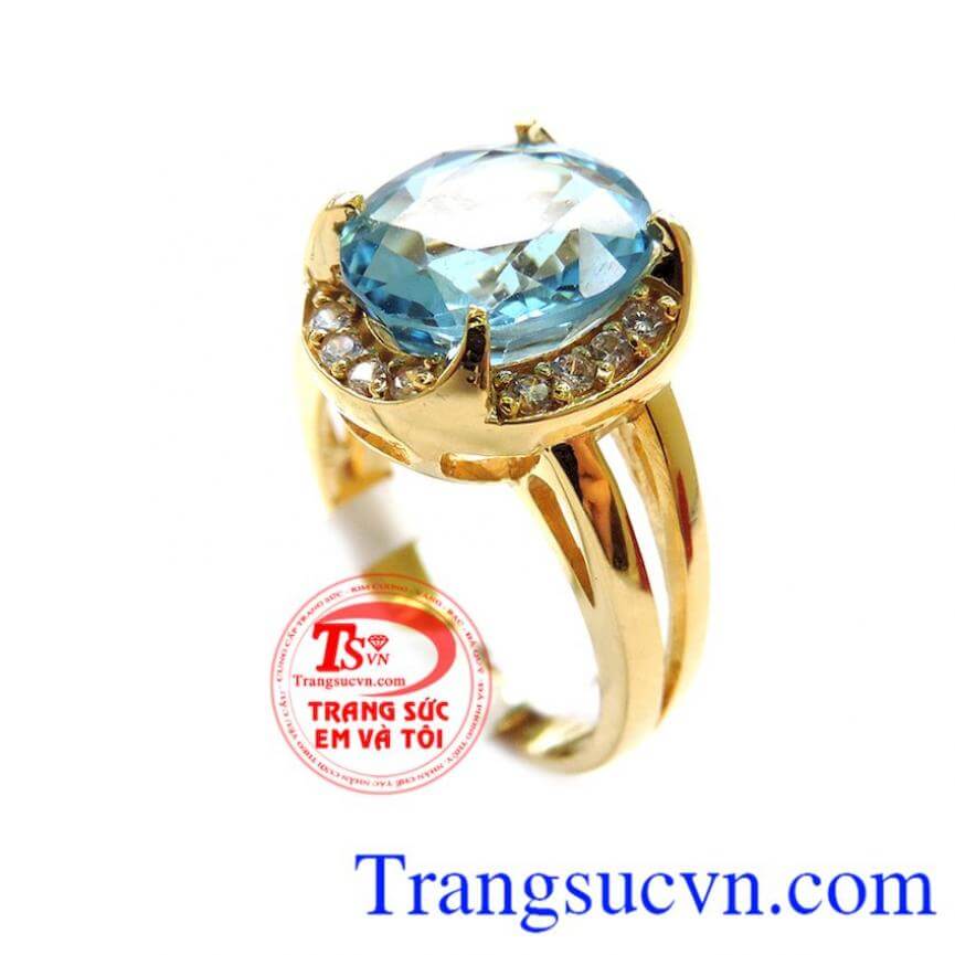 Chiếc nhẫn Topaz màu xanh nước biển