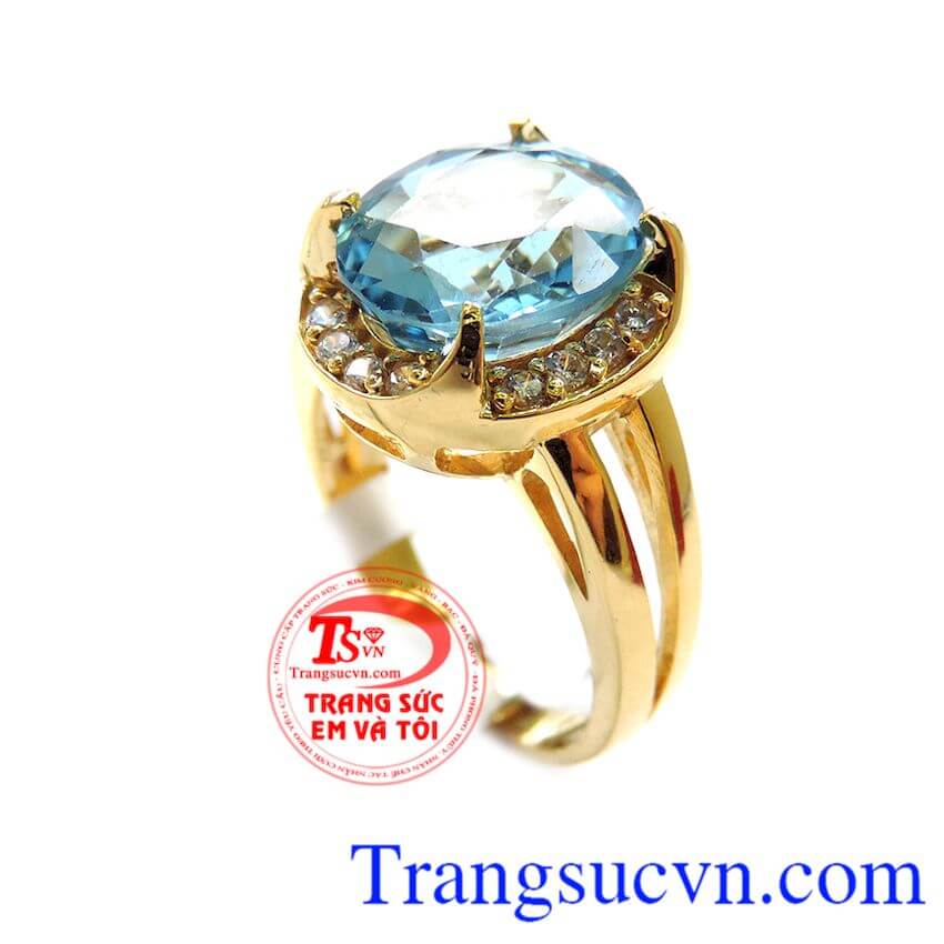 Chiếc nhẫn Topaz màu xanh nước biển chất lượng cao. Chiếc nhẫn Topaz màu xanh nước biển là viên đá của sự ngọt ngào