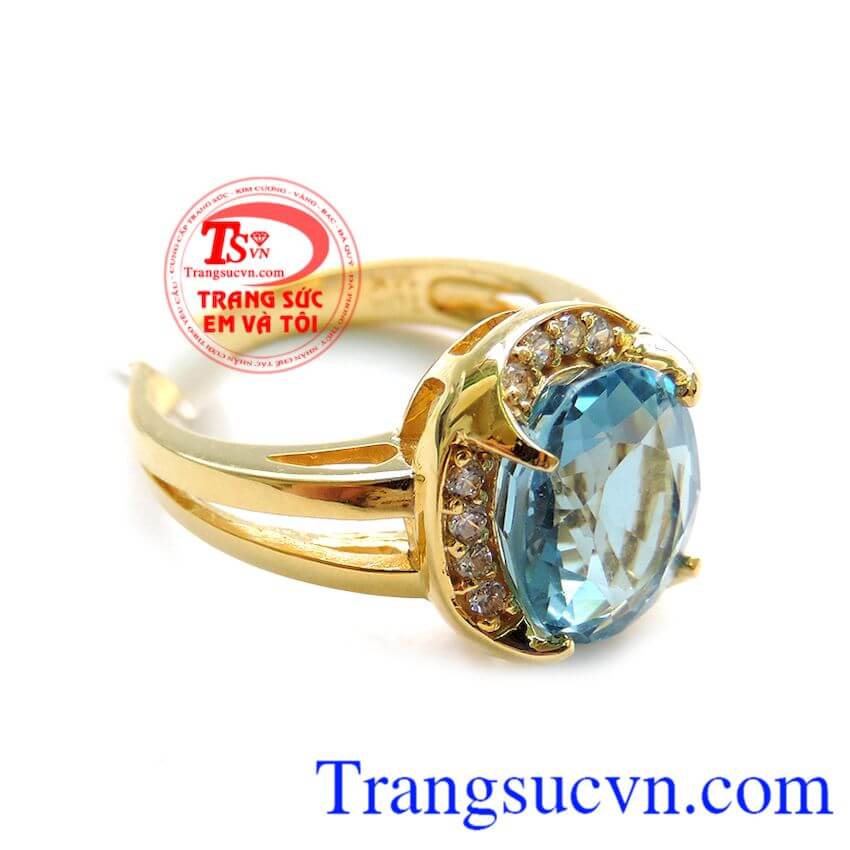 Chiếc nhẫn Topaz màu xanh nước biển chất lượng cao. Chiếc nhẫn Topaz màu xanh nước biển là viên đá của sự ngọt ngào
