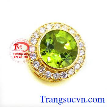 Chiếc Mặt dây Peridot hạnh phúc, mặt dây vàng đá may mắn cho người mệnh Mộc và là chiếc mặt dây tương sinh cho người mệnh Hỏa.