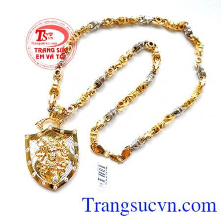 Bộ Trang Sức Vàng Nam Lịch Lãm được kết hợp của mặt nam thời trang Versace và dây chuyền vàng 10k trẻ trung.