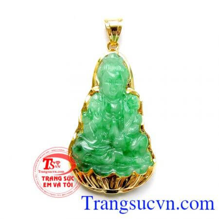 Mặt Quan Âm Jadeit bọc vàng hợp với quý khách có tuổi âm mệnh Mộc hoặc mệnh Hỏa. Mặt Quan Âm Jadeit bọc vàng đeo bình an
