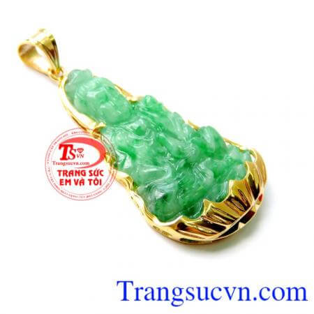 Mặt dây chuyền Quan Âm được làm từ ngọc cẩm thạch tự nhiên được chạm trổ rất đẹp, tinh xảo, nghệ thuật. Mặt Quan Âm Jadeit bọc vàng đeo bình an