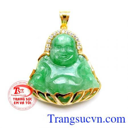 Mặt Phật Di Lặc Jadeit là biểu tượng của sự hài hòa, niềm vui vô tư lự mang lại vận may và sự tốt lành còn tượng trưng cho thịnh vượng, biểu tượng cho sự giàu sang như đồng tiền, thỏi vàng và chiếc túi được cho là chứa rất nhiều châu báu đeo mặt dây hợp t