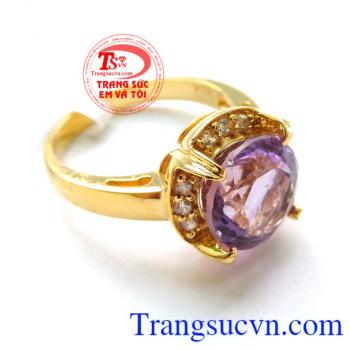 Nhẫn nữ Thạch Anh Tím may mắn chất lượng đảm bảo. Trong phong thủy người ta áp dụng năng lượng kỳ diệu của đá Thạch Anh Tím để làm giảm bớt nỗi đau và vận rủi của con người, đem lại kết quả phi thường