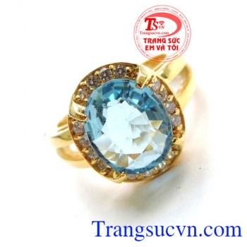 Nhẫn đá quý Topaz còn được coi là thần hộ mệnh của người sinh tháng 12 và người tuổi Ngọ. Topaz còn là món quà ý nghĩa tặng người bạn đời, người vợ nhân dịp kỷ niệm 4 năm ngày cưới. Sản phẩm uy tín chất lượng được giao bán trên toàn quốc.