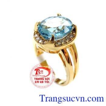 Chiếc nhẫn Topaz màu xanh nước biển chất lượng cao. Chiếc nhẫn Topaz màu xanh nước biển là viên đá của sự ngọt ngào