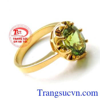 Chiếc nhẫn nữ Peridot hộ mệnh hợp với người thuộc mệnh Hỏa,Thủy đặc biệt là những người sinh vào tháng 8. Là viên đá kỷ niệm 16 năm ngày cưới.