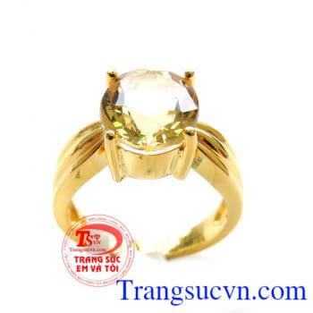 Người đeo nhẫn Thạch Anh Vàng sẽ được tăng cường trí nhớ năng lượng và thêm lạc quan giúp bạn phòng ngừa được bệnh tật chữa được vết cắn của rắn và nhện. Sản phẩm uy tín chất lượng được giao bán trên toán quốc.